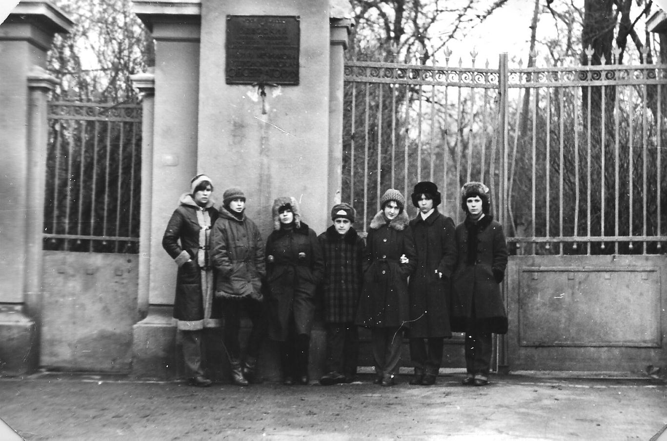 Знайомтеся – семикласниці із середньої школи №23, які першими прийшли у гурток. 1982 рік - вхід на Одеську обсерваторію.