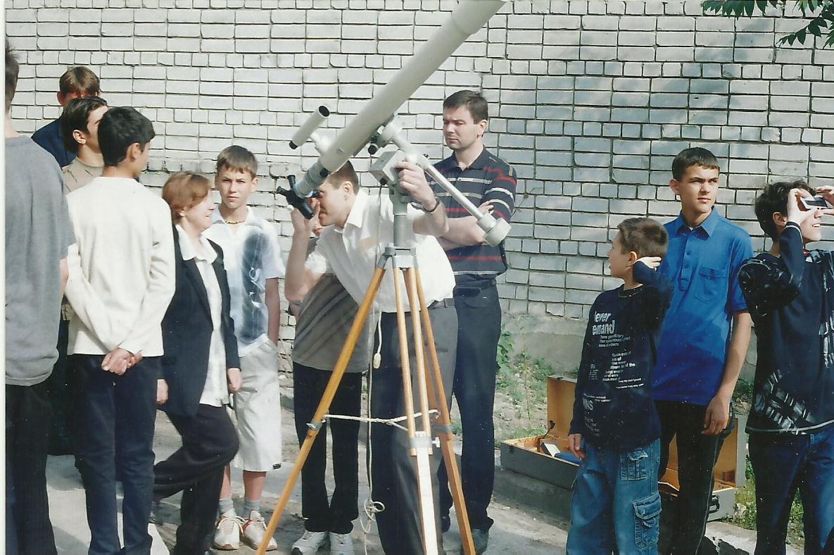 Олег Шилов встановлює трубу телескопа Рефрактора 100/1000