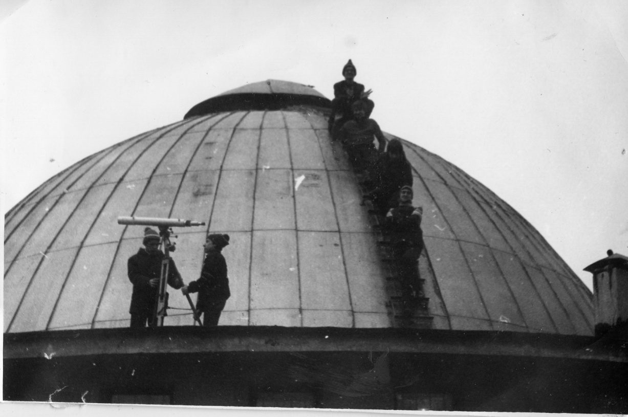 Гуртківці на куполі планетарію 13.11.1986
