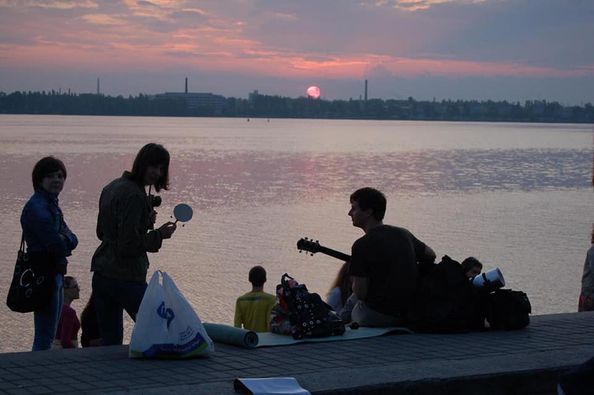на набережній Дніпра чекаємо, коли сонце підніметься вище
