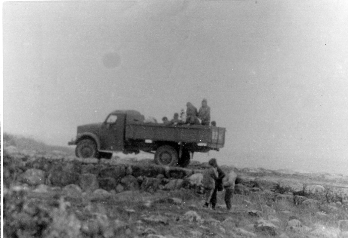 Цією вантажівкою, яка йшла з острова Муксулма по дамбі до Монастиря, уїхала більша частина учасників