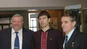 Гуртковець Олександр Ковальов з Першим космонавтом України Л.К. Каденюком та О.В. Петровим керівником УМАКО Сузір’я