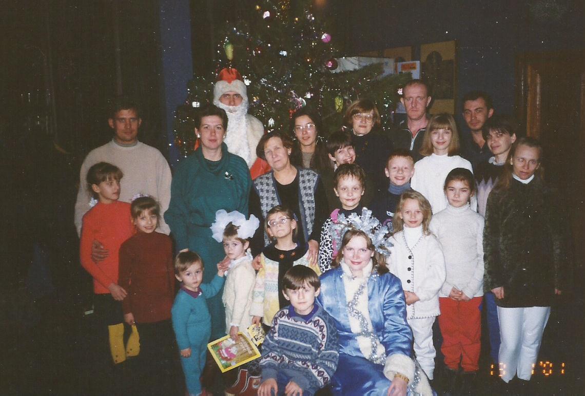 Зустрічаємо Новий рік з нашими, вже дорослими гуртквіцями та їх дітьми. Дід Мороз теж наш - гуртківець- минулих років - Влад Пітігін