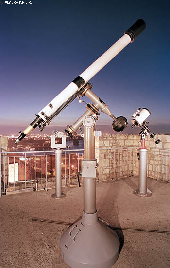 Инструменты Народной обсерватории в Белграде. На переднем плане рефрактор Zeiss-110/2000